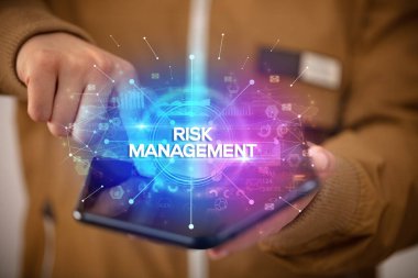 İş adamı katlanabilir bir akıllı telefon tutuyor, yeni iş konsepti