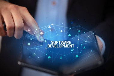 Katlanabilir akıllı telefonu olan bir iş adamı, yeni teknoloji konsepti