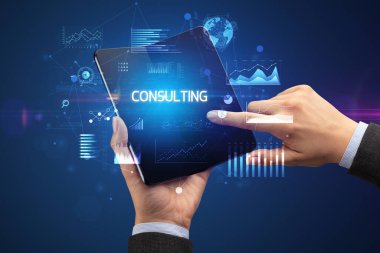 İş adamı katlanabilir bir akıllı telefon tutuyor, iş konsepti