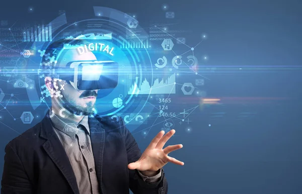 Zakenman op zoek naar VR-bril — Stockfoto