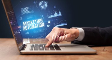 Dizüstü bilgisayar ve iş konsepti üzerinde çalışan iş adamı