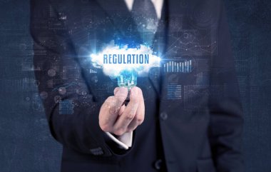 Elinde ampul tutan bir iş adamı, iş konsepti