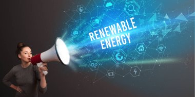 Megafonla bağıran genç kadın, teknoloji duyurusu konsepti.