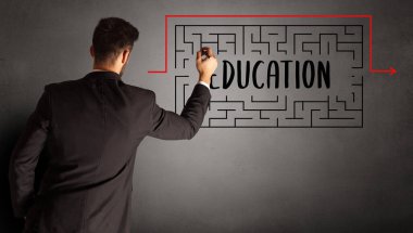 İş adamı labirent çiziyor