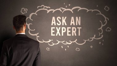 İşadamı yazılı bir bulut çiziyor.