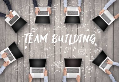 Ofiste çalışan bir grup iş adamı