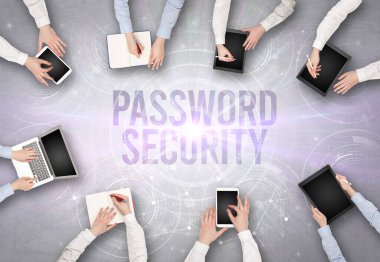 Bir dizüstü bilgisayarın önünde bir grup insan, güvenlik kavramı