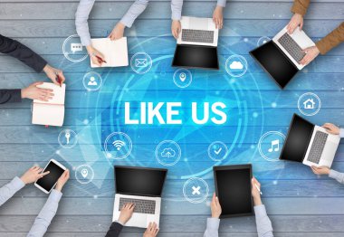 Bir grup insan toplantı yapıyor.