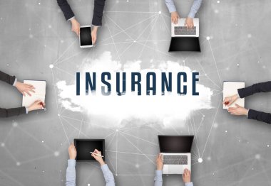 Bir grup insan toplantı yapıyor.