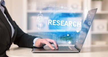 Doktor sağlık kontrolü yapıyor.