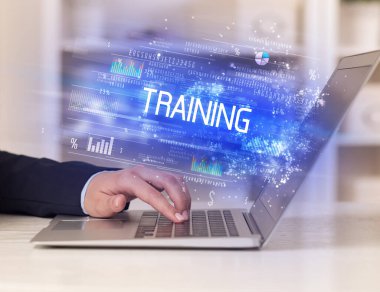 Dizüstü bilgisayarda çalışan iş adamlarının yakınlaşması