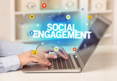 Dizüstü bilgisayar kullanan serbest bir kadın.