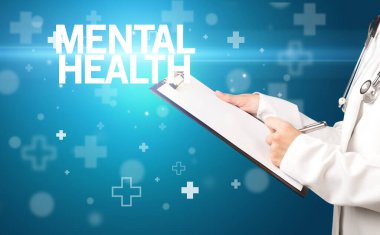 Doktor panoya notlar yazar.