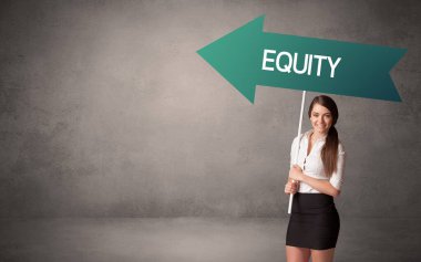 Gündelik trafik levhasındaki genç iş adamı.