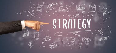 İşletme yazıtlarına işaret eden kırpılmış elin yakın çekimi