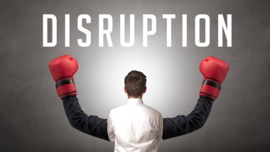 Üzerinde yazı olan bir iş adamının arka görünüşü