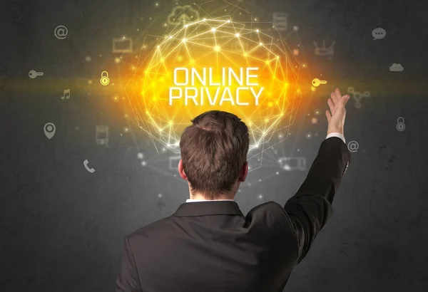Концепция онлайн-безопасности, вид сзади на бизнесмена — стоковое фото