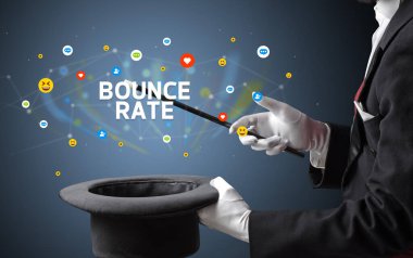 Sihirbaz sihir numarası yapıyor.