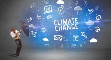 Şemsiyeyle savunma yapan iş adamı, modern teknoloji konsepti