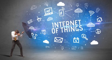 Şemsiyeyle savunma yapan iş adamı, modern teknoloji konsepti