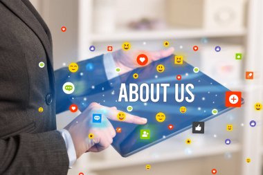 multimedya oynayan iş adamı