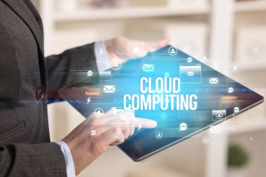 Modern teknoloji konseptini arayan bir tabletin yakın çekimi