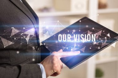 Tablet kullanarak elleri kapat