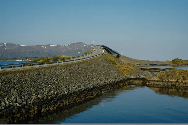 World famous Atlantic road bridge with an amazing view over the norwegian mountains — Stock Photo, Image