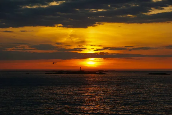 Coucher de soleil magnifique coloré à l'océan Atlantique en Norvège — Photo