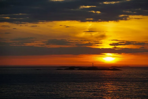 Pôr do sol bonito colorido no Oceano Atlântico na Noruega — Fotografia de Stock