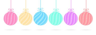 Sevimli topların pastel renkler (kırmızı, sarı, pembe, mavi, yeşil, mor) kümesi. İnce şerit yay çizgiler ve noktalar asmak oyuncaklarla. Noel ağacı süsleme unsuru. Beyaz izole Xmas vektör.
