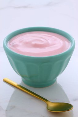 Lezzetli Fransız muhallebi tarzı yoğurt içinde işlemi sırasında karışık meyve ile. Vintage İtalyan carrara mermer retro stil.