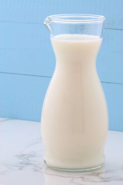 Lezzetli taze süt, bir vintage İtalyan carrara mermer, çiftlik stil mutfak beslenme birincil kaynaklar.
