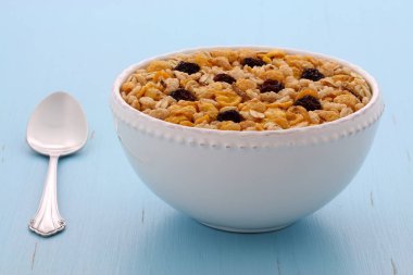 Vintage stil üzerinde süt ile lezzetli ve besleyici kahvaltı müsli veya granola tahıl.
