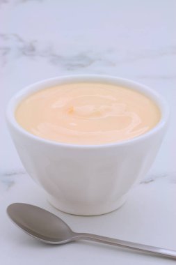 Lezzetli, besleyici ve sağlıklı taze şeftali yoğurt vintage carrara mermer ayarı hakkında.