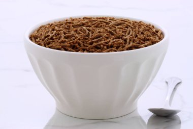 taze ve leziz buğday kepeği tahıl, vintage carrara mermer üzerinde.