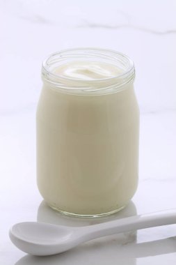 lezzetli, besleyici ve sağlıklı taze yoğurt pot. Vintage İtalyan carrara mermer retro stil üzerinde.