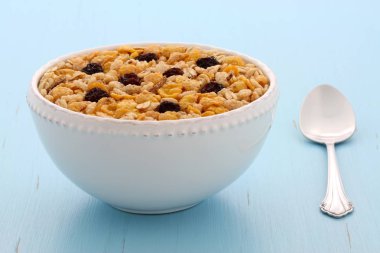 Lezzetli ve besleyici kahvaltı müsli veya granola tahıl vintage stil üzerinde hafif kızarmış.