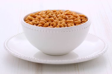 Lezzetli ve besleyici hafifçe tost bal fındık Mısır gevreği vintage stil üzerinde döngüler