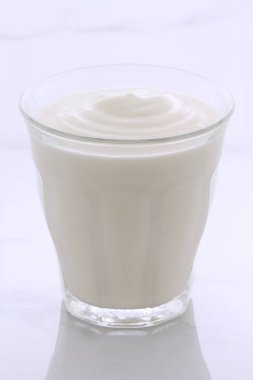 lezzetli, besleyici ve sağlıklı taze yoğurt pot. Vintage İtalyan carrara mermer retro stil üzerinde.