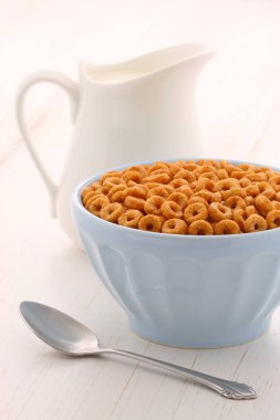 Lezzetli ve besleyici hafifçe tost bal fındık Mısır gevreği vintage stil üzerinde döngüler