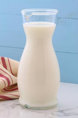 Lezzetli taze süt, bir vintage İtalyan carrara mermer, çiftlik stil mutfak beslenme birincil kaynaklar.