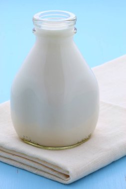 Vintage stil üzerinde lezzetli taze soya sütü.