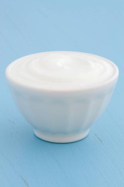 Lezzetli, besleyici ve sağlıklı taze Yunan yoğurt antika ahşap masa üzerinde