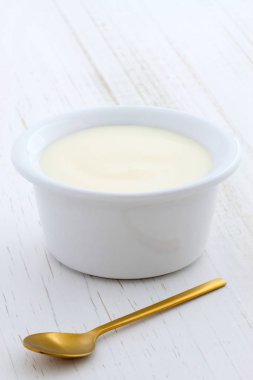 Lezzetli, besleyici ve sağlıklı taze yoğurt Kupası. Vintage retro stil üzerinde.