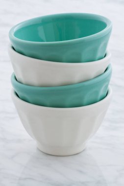 muhteşem café au lait carrara mermer tezgah üstüne kaseler