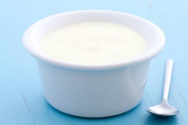 Lezzetli, besleyici ve sağlıklı taze yoğurt Kupası. Vintage retro stil üzerinde.