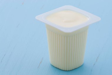 Lezzetli sağlıklı ve besleyici taze yoğurt Kupası. Vintage retro stil üzerinde.