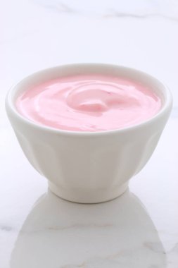 Lezzetli Fransız muhallebi tarzı yoğurt içinde işlemi sırasında karışık meyve ile. Vintage İtalyan carrara mermer retro stil.