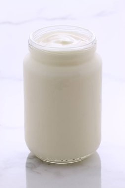 lezzetli, besleyici ve sağlıklı taze yoğurt pot. Vintage İtalyan carrara mermer retro stil üzerinde.